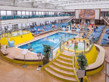 Cruise Ship yolcular rahatlatıcı ve üst güvertede yüzme havuzunda eğlenin