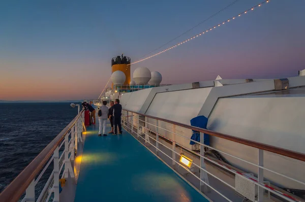 Top paddle of cruise ship with passengers observing sunset — Stock Photo, Image