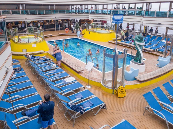 Пассажиры круизных лайнеров веселятся в бассейне на верхней палубе — стоковое фото