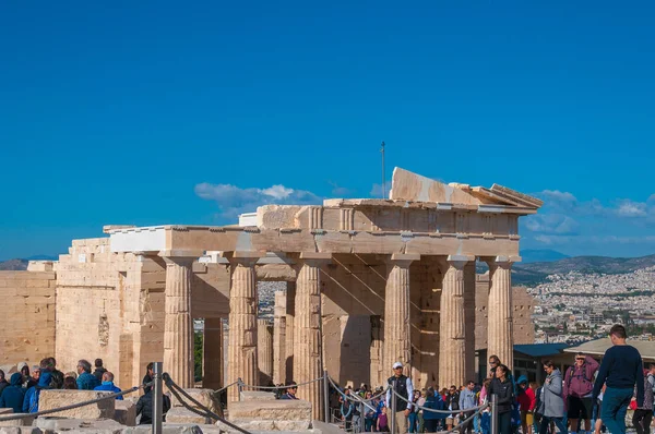 Tourists near the Acropolis Propylaea — Stock Photo, Image