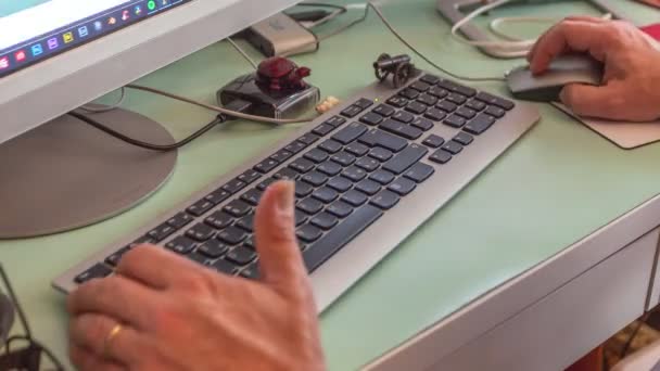 Χέρια χρησιμοποιώντας το πληκτρολόγιο και το ποντίκι του υπολογιστή — Αρχείο Βίντεο