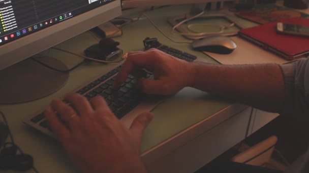 Manos usando el teclado y el ratón del ordenador — Vídeo de stock