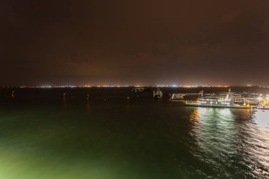 Venedik limanının gece görünümü