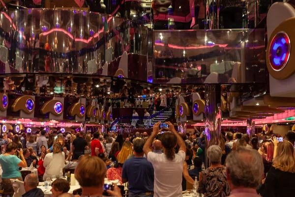 Passageiros comemorando no restaurante do navio de cruzeiro — Fotografia de Stock
