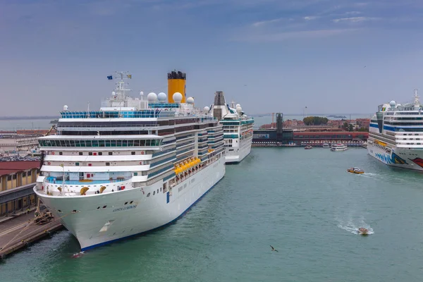 威尼斯港的景色,大型游轮准备在雨天航行 — 图库照片