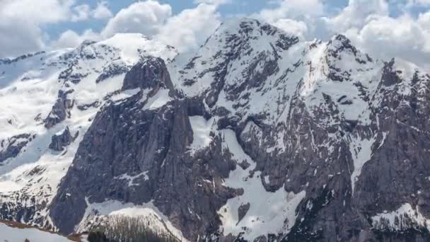 Timelapse van het mooie zuiden gezicht van Marmolada tijdens het de lente seizoen — Stockvideo