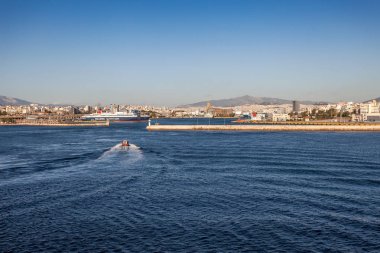 Pire limanının denizinden sabah manzarası, Atina