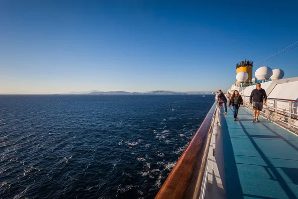 Top paddle van cruise schip gewoon varen vanuit Athene met passagiers — Stockfoto
