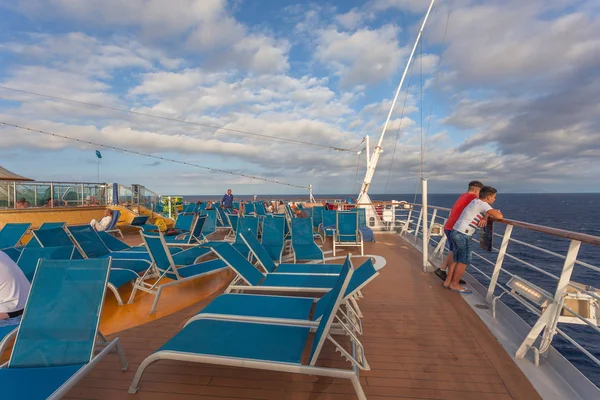 Cruiseschip passagiers observeren de zee vanaf het bovendek — Stockfoto