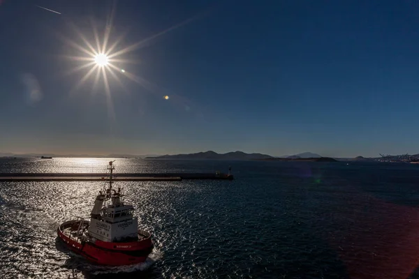 아테네 피레우스 항구 앞예선과 선박 — 스톡 사진