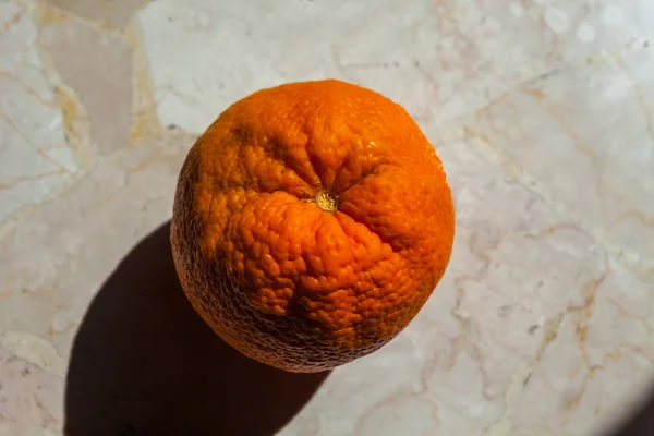 Mermer arka plan üzerinde turuncu — Stok fotoğraf