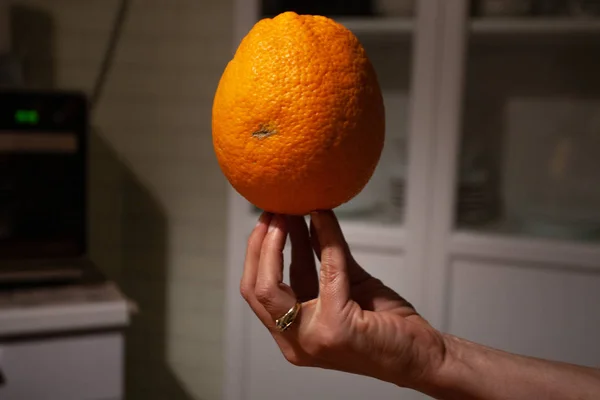 Bir portakal tutan el — Stok fotoğraf