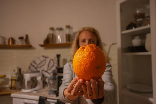 Bir portakal tutan kadın — Stok fotoğraf