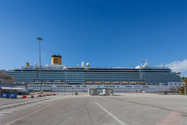 Výletní loď zakotvená v přístavu Athén — Stock fotografie