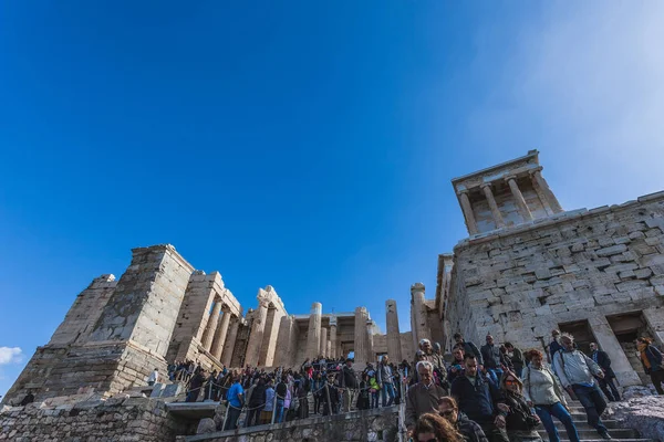 Touristen gehen die Treppe vor der Akropolis hinunter — Stockfoto