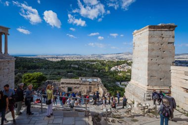 Atina panorama arka plan ile Akropolis Propylaea Turistler