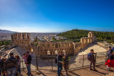 Akropolis'te Herod Atticus'un Odeo'su'na hayran ve fotoğraf çeken turistler