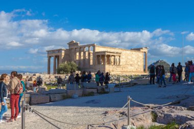 Turistler Erechtheion, tapınak tanrıça Athena Poliade adanmış fotoğraf çekmek