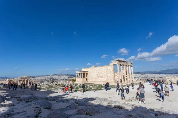 Tourists observe Erechtheion and loggia of the caryatids in the Acropolis — Stock Photo, Image