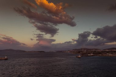 Pire limanında güzel gün doğumu ve ay bulutların arkasına saklanıyor