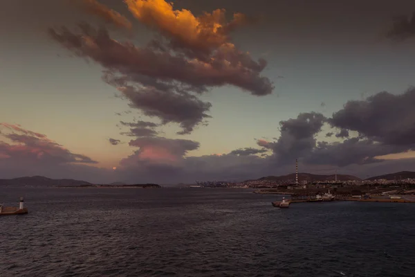雲の後ろに隠れる月とピレウスの港の上の美しい日の出 — ストック写真