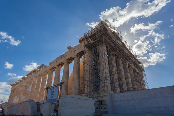 The Parthenon in the Acropolis seen from the bottom up — Stock Photo, Image