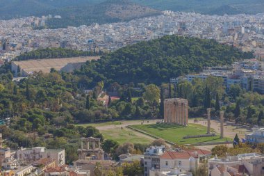 Olympian Zeus ve Kalimarmaro Stadyumu Tapınağı'ndaki Akropolis'ten manzara