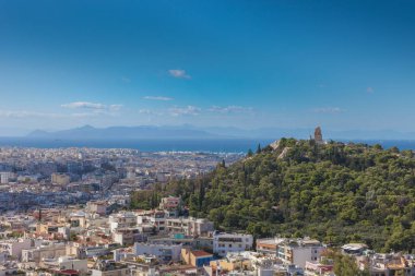 Arka planda deniz ile Atina şehrinin Panoraması