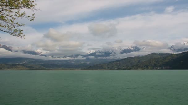 Effetto cinemagrafo con la superficie di un lago montano in movimento — Video Stock