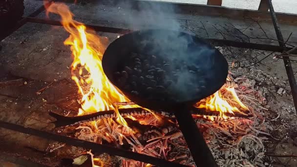 在平底锅中与蒸栗子的摄影效果 — 图库视频影像