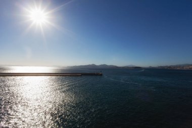 Pire limanının girişinde güneş ile Panorama, Atina