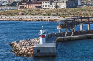Pire limanının girişinde iskele ve deniz feneri, Atina