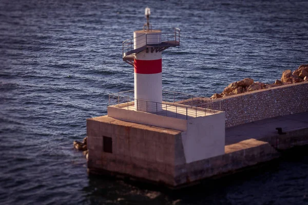 Effet de basculement du quai et du phare à l'entrée du port du Pirée — Photo