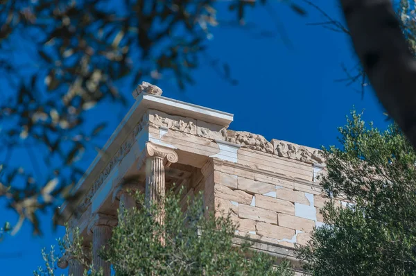 Храм Ніки Аптерос в акрополі визирає через листя дерев — стокове фото