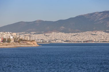 Denizden görülen Atina şehrinin panoraması, dağlar arka planı