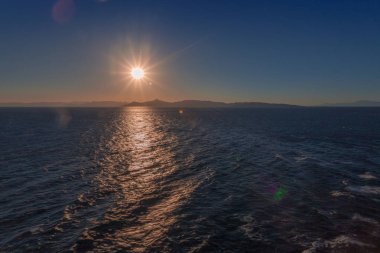 Saronic Körfezi adaları üzerinde gün batımı