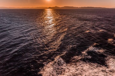 Saronic Körfezi arka plan adaları ile deniz üzerinde Awesome günbatımı yansımaları