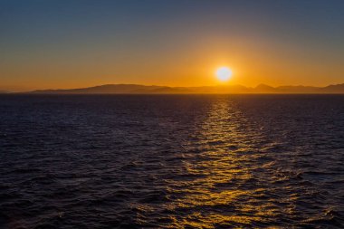 Saronik Körfez adaları üzerinde muhteşem gün batımı