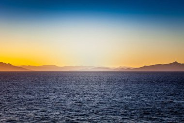 Gün batımında Saronic Körfezi adalarında muhteşem silouhette