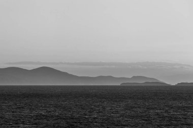 Saronik Körfez adalarında muhteşem siyah beyaz etkisi