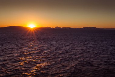 Saronik Körfezi adalarında batan güneşin son ışınları