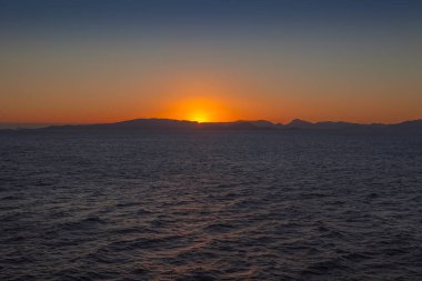 Awesome renkli gökyüzü ve Saronic Körfezi adalarında güneş batan