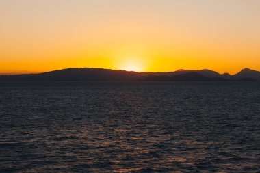 Saronic Körfezi adaları üzerinde gün batımında Awesome renkli gökyüzü