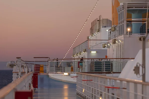 Top paddle van cruiseschip bij zonsondergang — Stockfoto