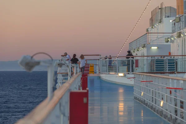 Top paddle van cruiseschip met passagiers en eiland achtergrond — Stockfoto
