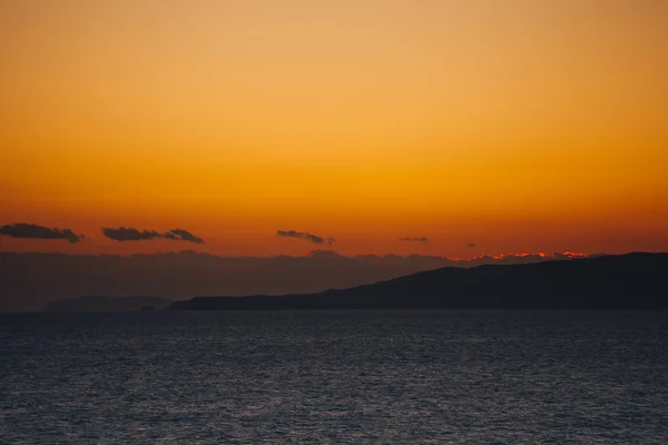 サルロン湾の島々の夕暮れ時のオレンジ色の雲 — ストック写真