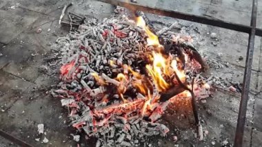 Küçük alevler ile tüketilen sıcak közler