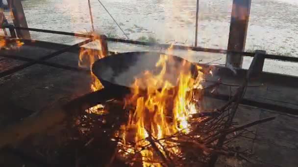 Каштаны, приготовленные на характерной сковороде над огнем — стоковое видео