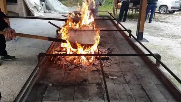 Grill sur lequel les châtaignes sont cuites avec une poêle traditionnelle — Video