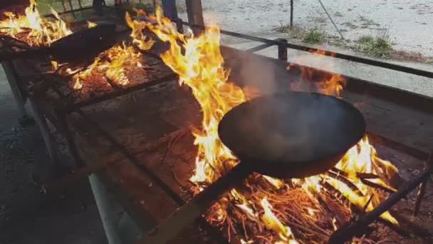 Dampende kastanjer mens de stekes på en tradisjonell panne – stockvideo